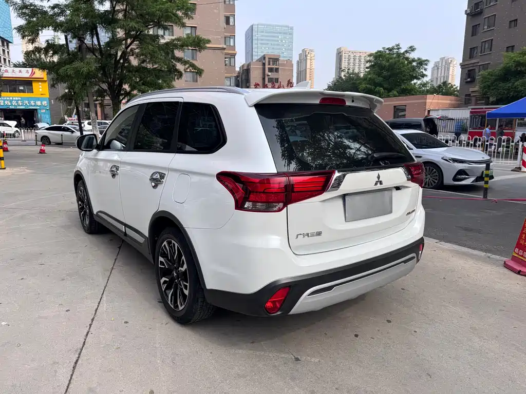 Outlander 2.0 L 2 WD Smooth Enjoyment 7-seat CN-VI