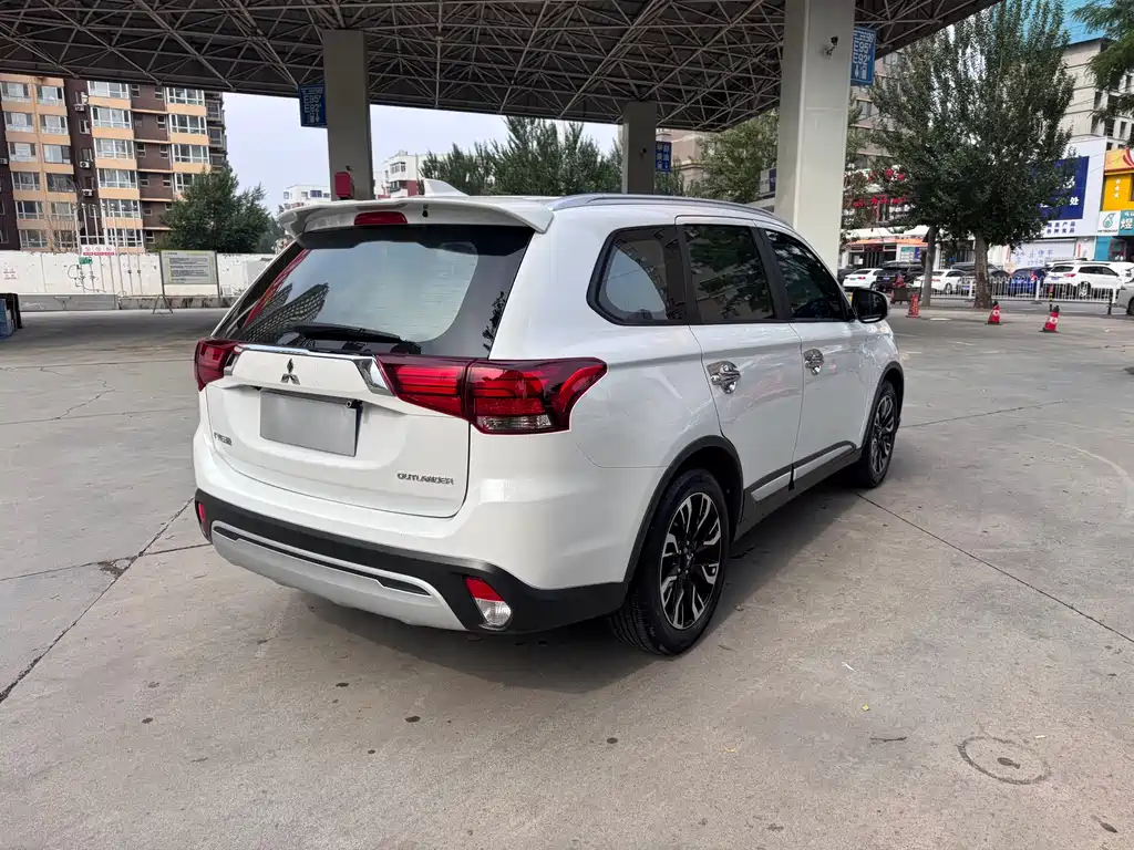 Outlander 2.0 L 2 WD Smooth Enjoyment 7-seat CN-VI