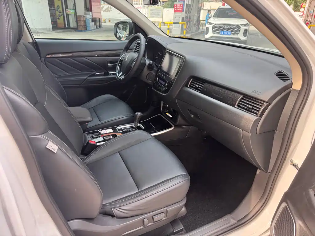 Outlander 2.0 L 2 WD Smooth Enjoyment 7-seat CN-VI