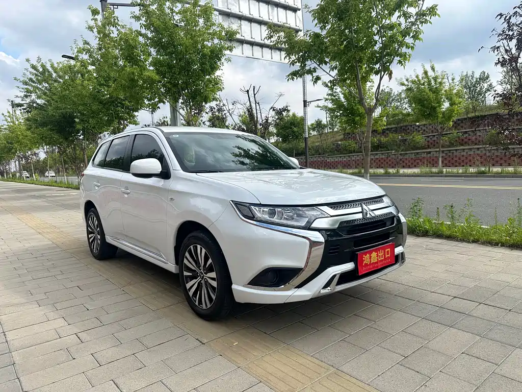 Outlander Facelift 2.0 L 2 WD Smooth Travel 5-seat
