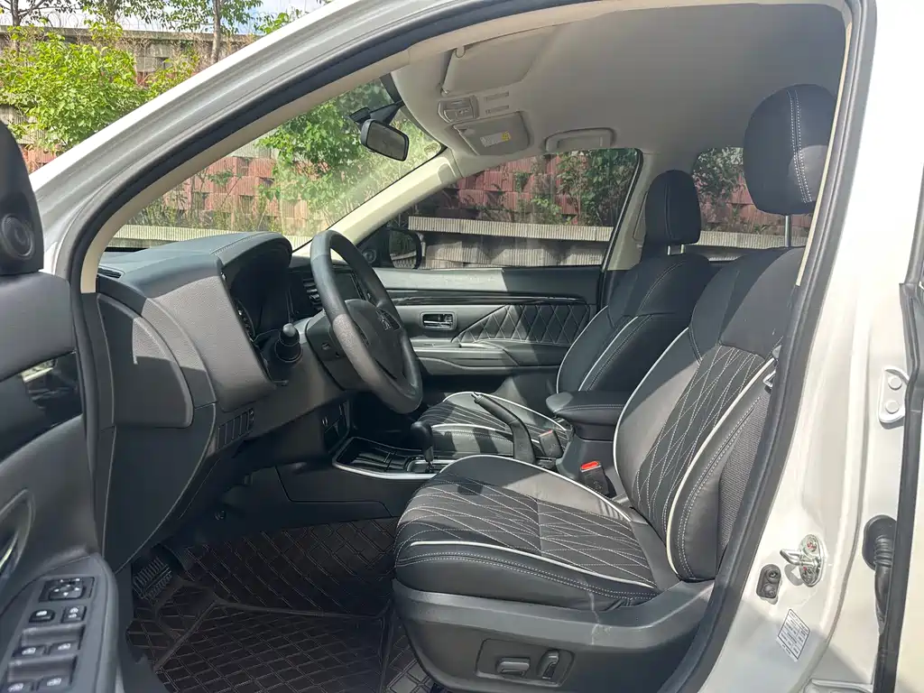 Outlander Facelift 2.0 L 2 WD Smooth Travel 5-seat