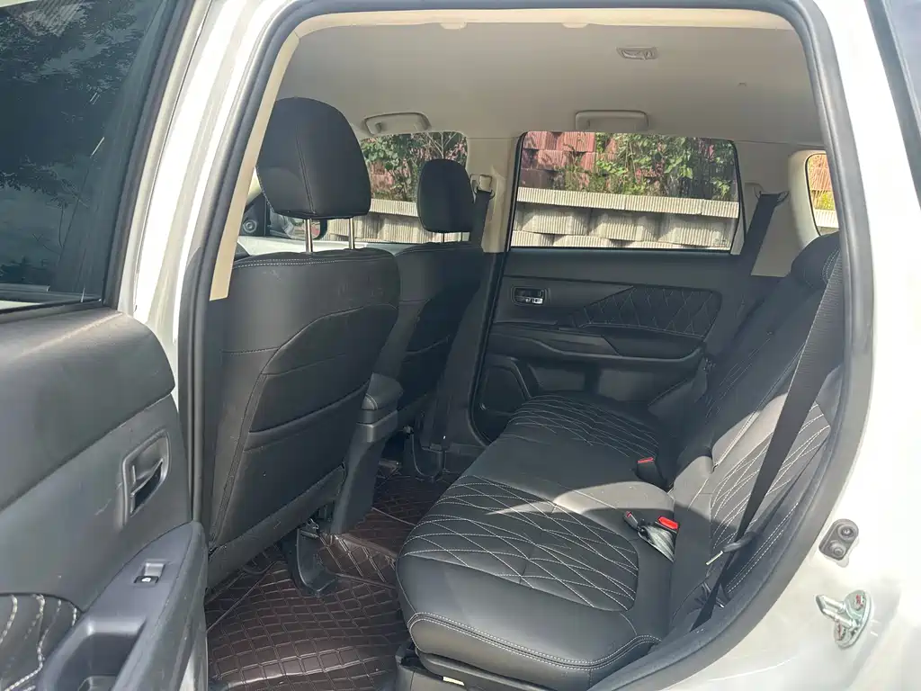 Outlander Facelift 2.0 L 2 WD Smooth Travel 5-seat