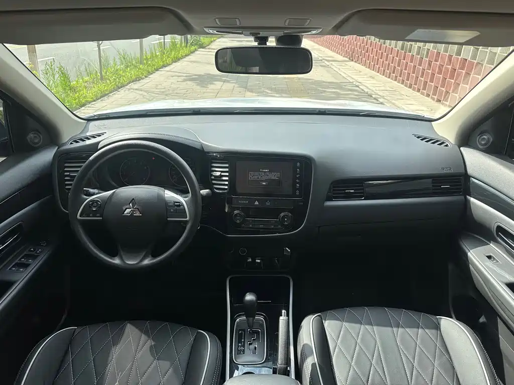 Outlander Facelift 2.0 L 2 WD Smooth Travel 5-seat