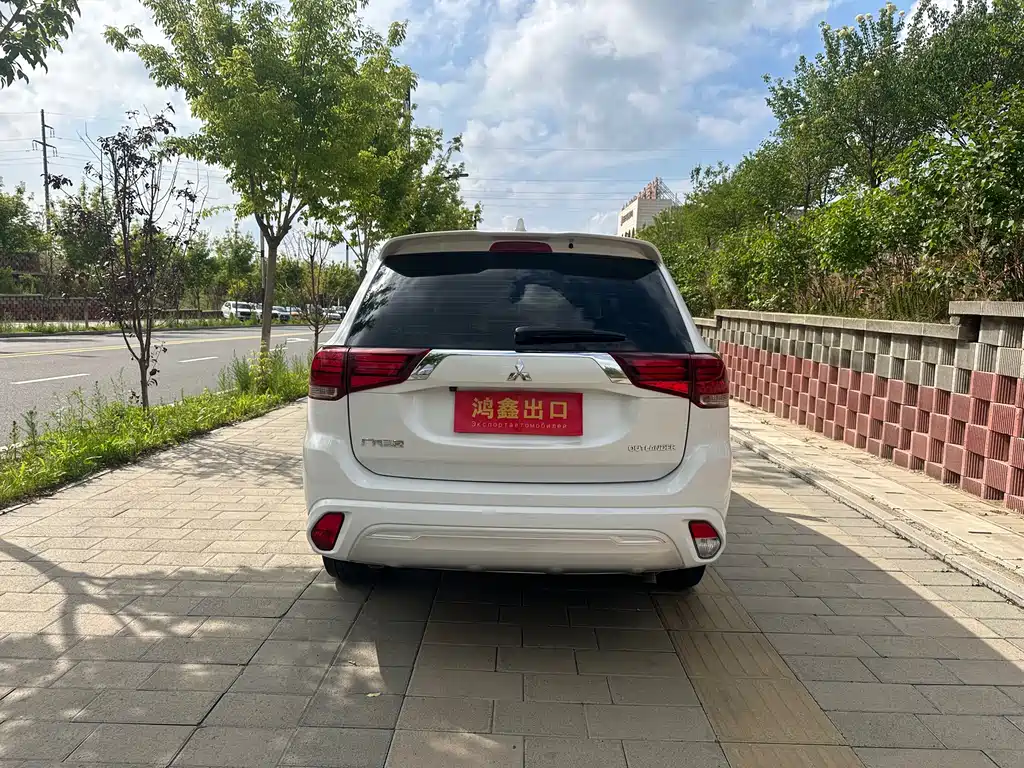 Outlander Facelift 2.0 L 2 WD Smooth Travel 5-seat