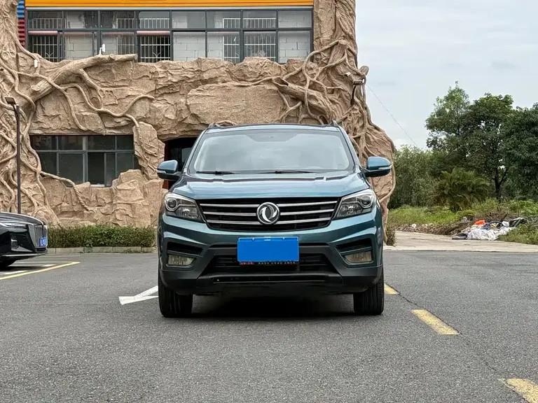 Dongfeng Fengguang S560 1.5 T Manual Urban 7-seat
