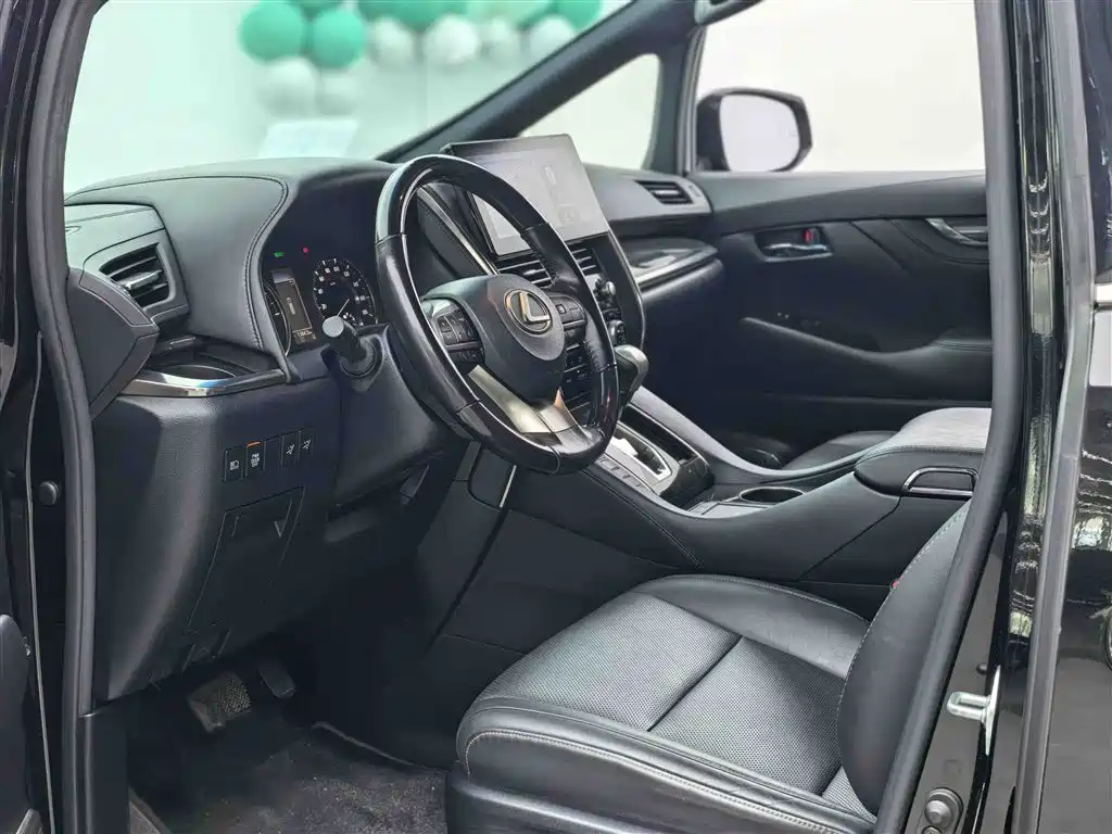Lexus LM 300 h 4-seat Royal World