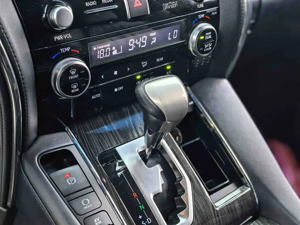 Lexus LM 300 h 4-seat Royal World