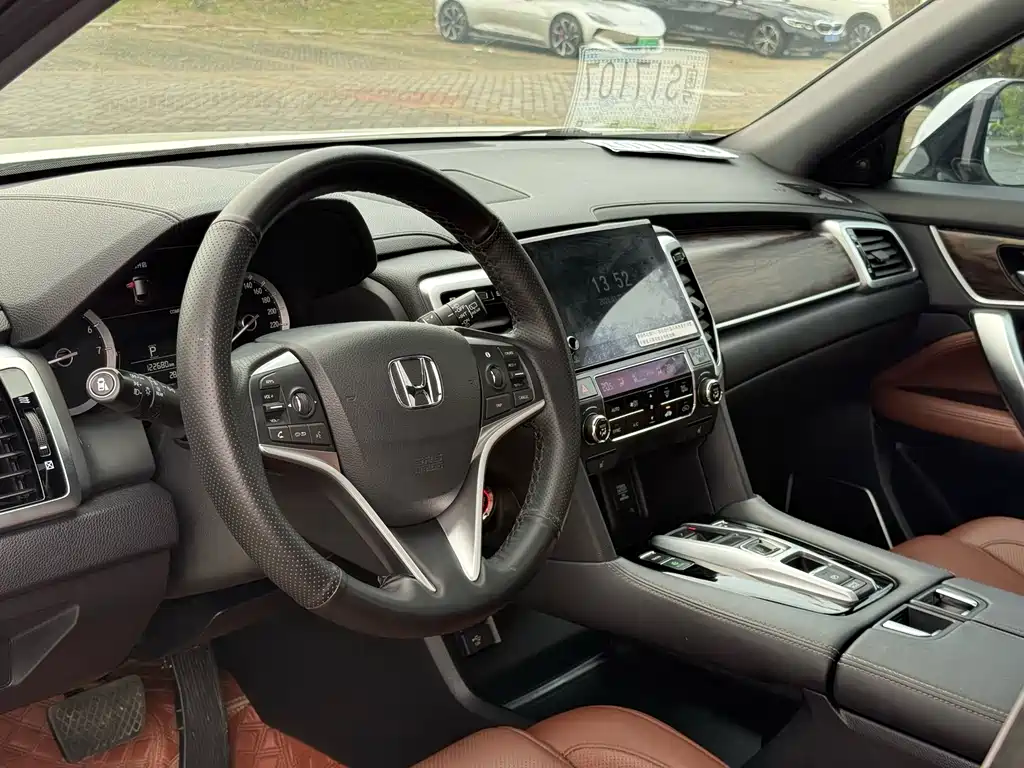 Honda UR-V 370 TURBO 4 WD Premium CN-V