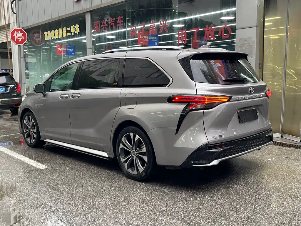 Granvia 2.5 L Hybrid Flagship VIP