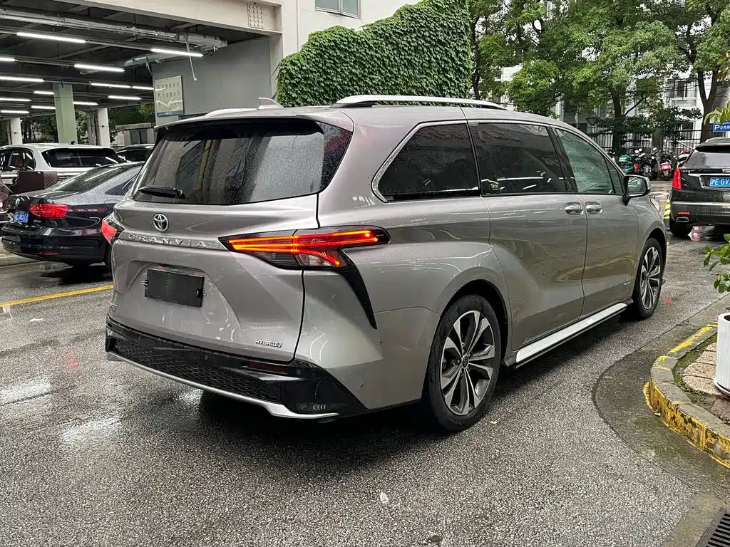 Granvia 2.5 L Hybrid Flagship VIP