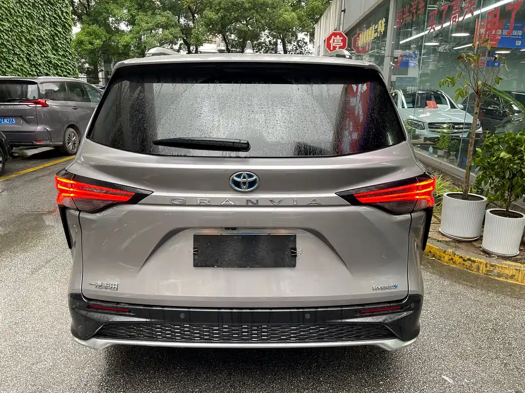 Granvia 2.5 L Hybrid Flagship VIP
