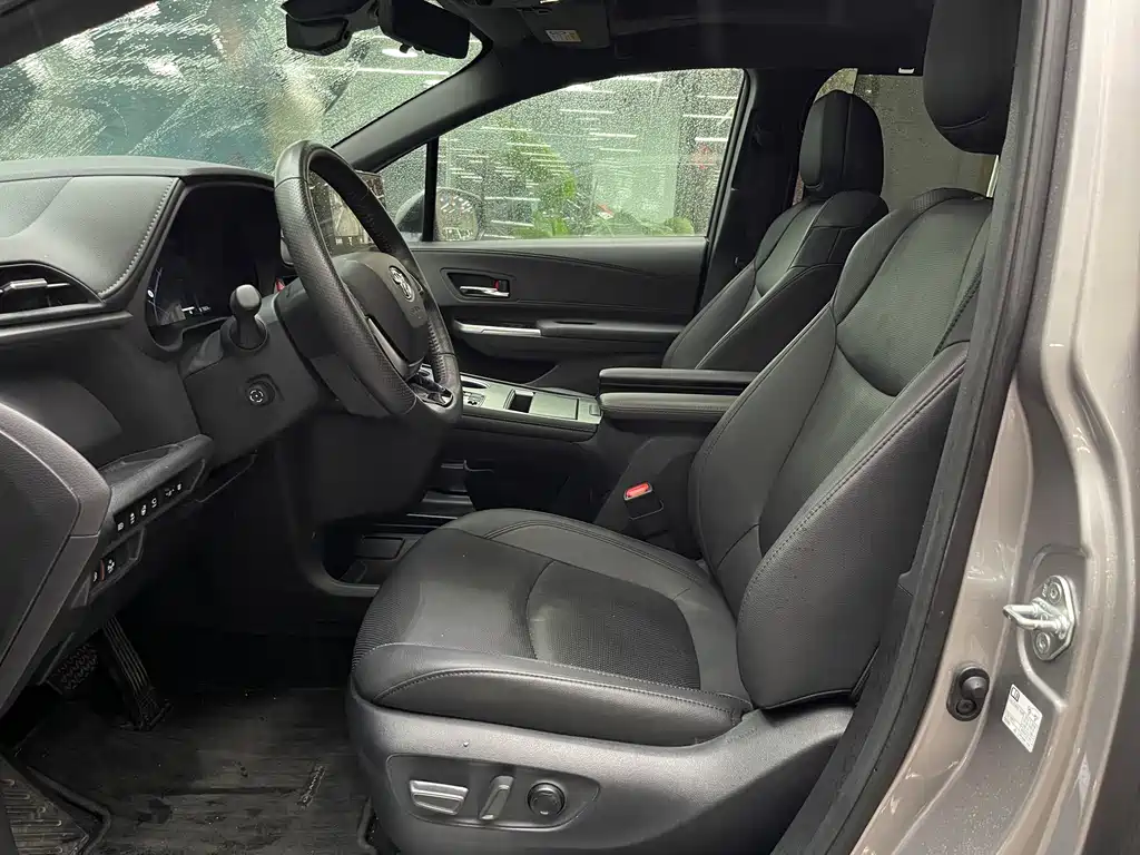 Granvia 2.5 L Hybrid Flagship VIP