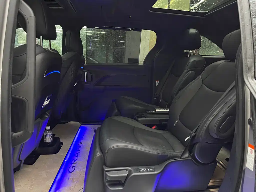 Granvia 2.5 L Hybrid Flagship VIP