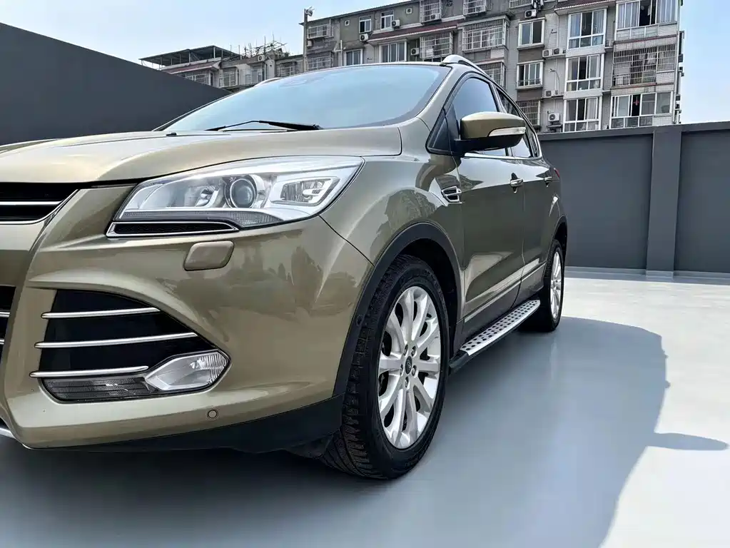 Kuga 2.0 L GTDi 4 WD Distinguished