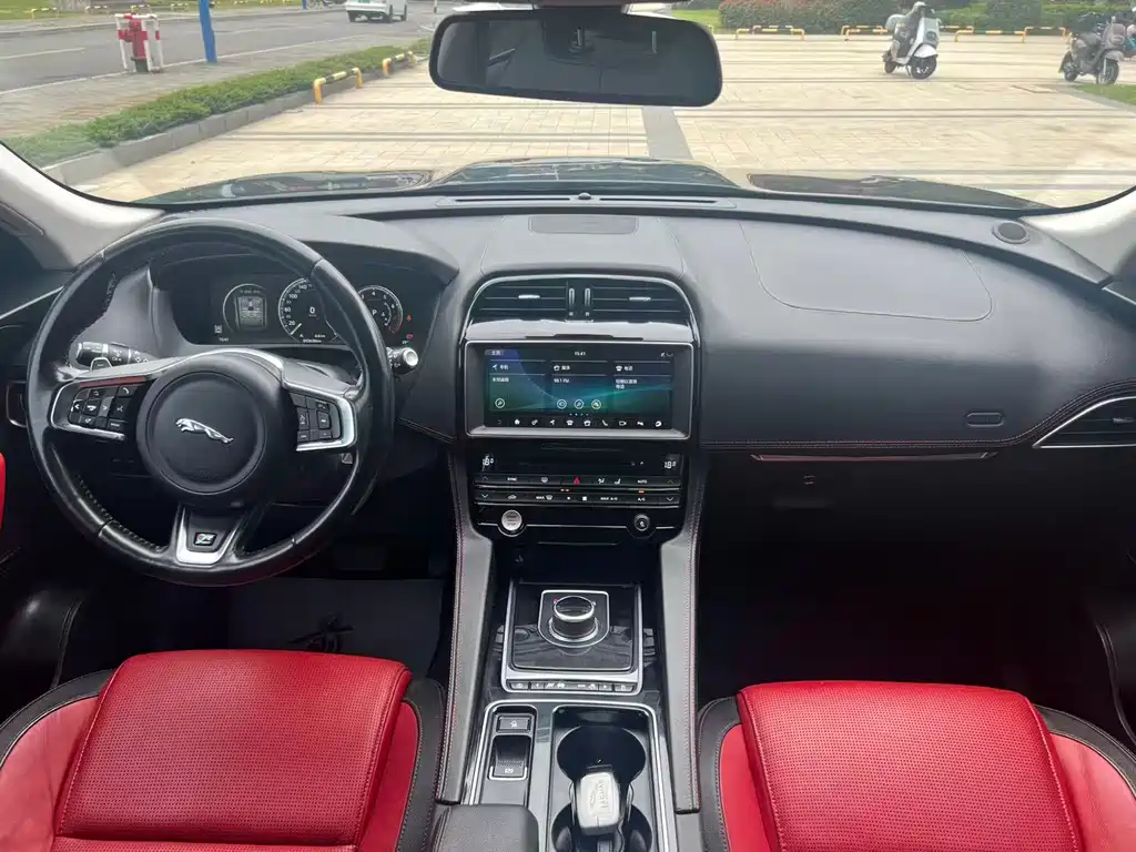 Jaguar F-PACE 2.0 T 4 WD R-Sport Sport