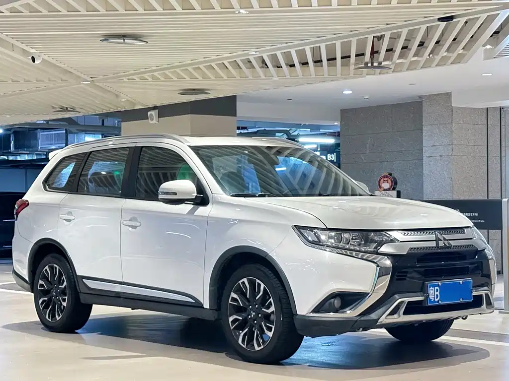 Outlander 2.0 L 2 WD Smooth Enjoyment 5-seat CN-VI