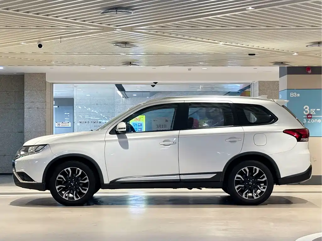 Outlander 2.0 L 2 WD Smooth Enjoyment 5-seat CN-VI