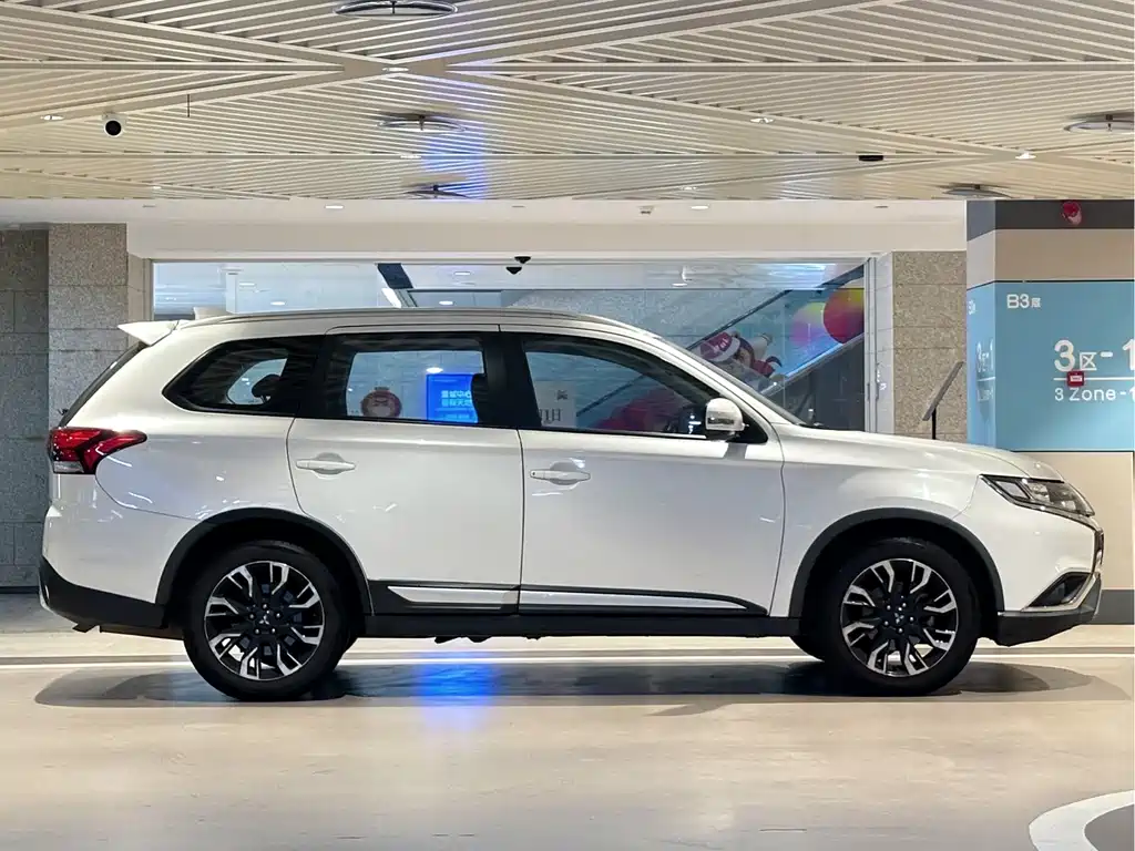 Outlander 2.0 L 2 WD Smooth Enjoyment 5-seat CN-VI