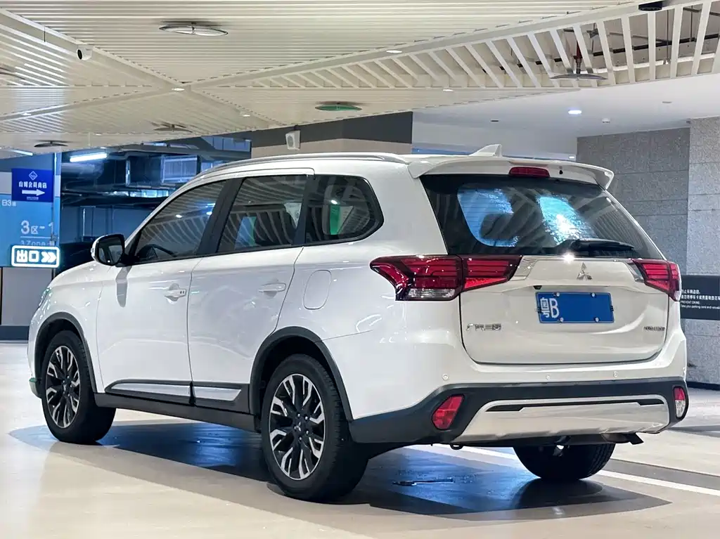 Outlander 2.0 L 2 WD Smooth Enjoyment 5-seat CN-VI