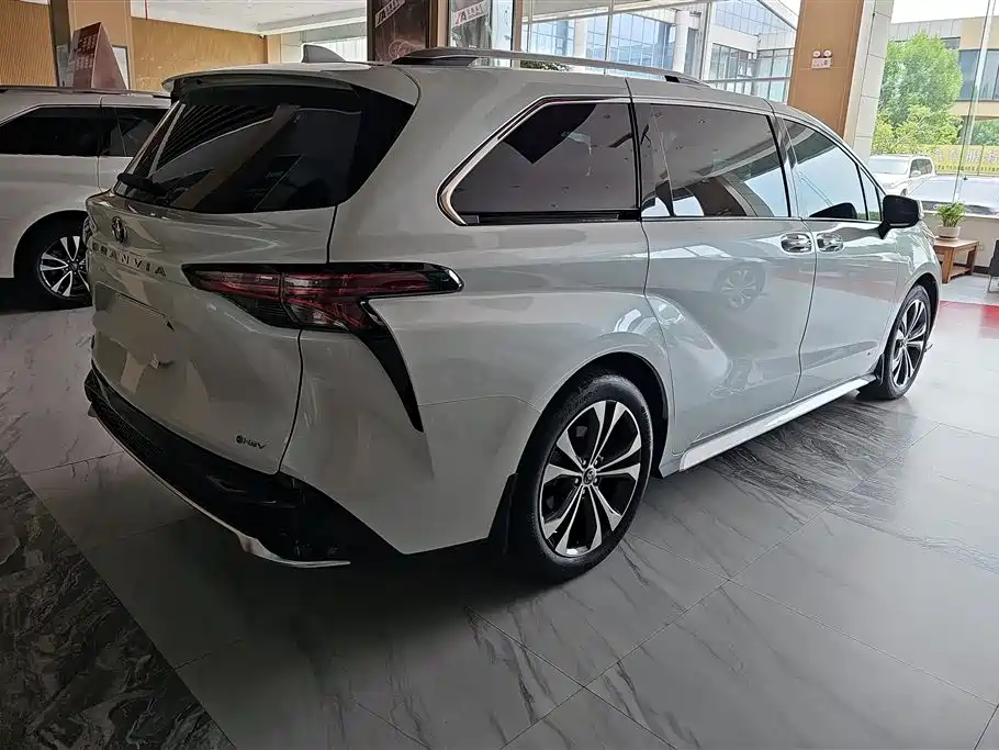 Granvia 2.5 L Hybrid Noble ULTRA