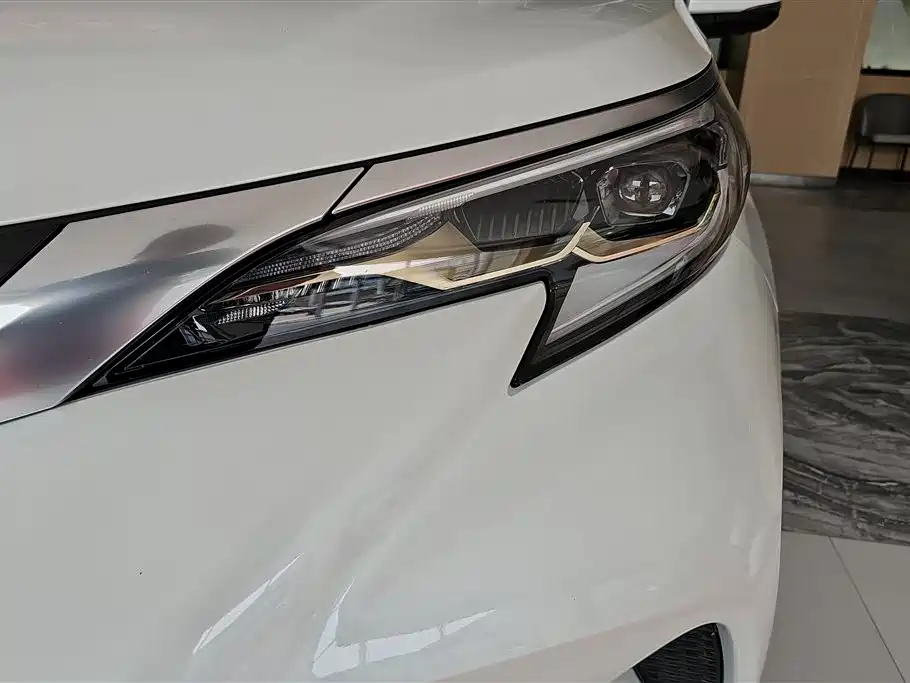 Granvia 2.5 L Hybrid Noble ULTRA