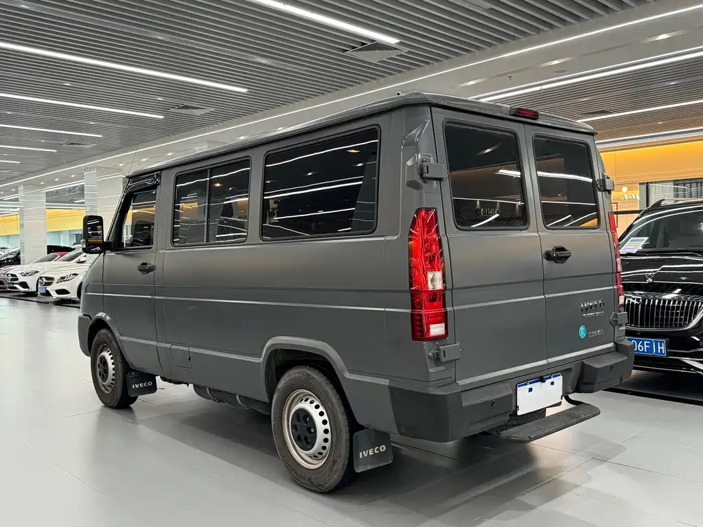 Iveco Deyi 依维柯得意 2023款 2.5 T A35 M1短轴低顶双胎侧拉门5-9座