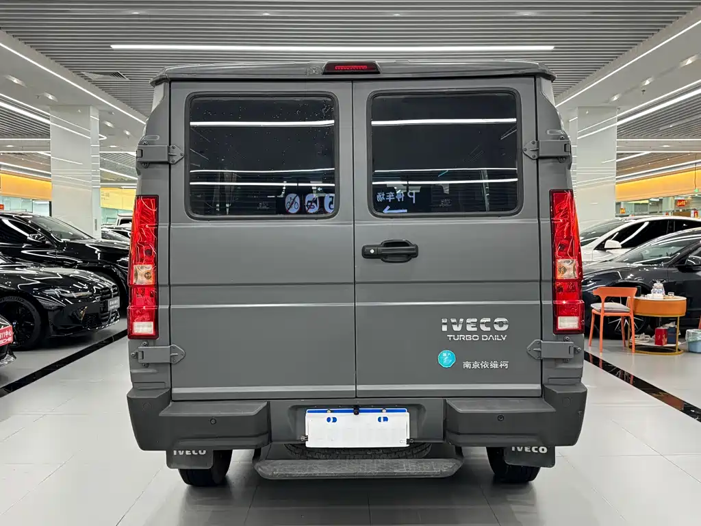 Iveco Deyi 依维柯得意 2023款 2.5 T A35 M1短轴低顶双胎侧拉门5-9座