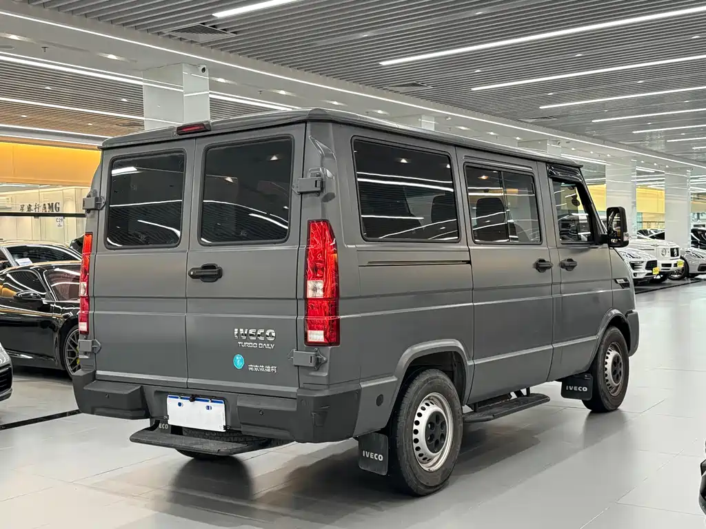 Iveco Deyi 依维柯得意 2023款 2.5 T A35 M1短轴低顶双胎侧拉门5-9座