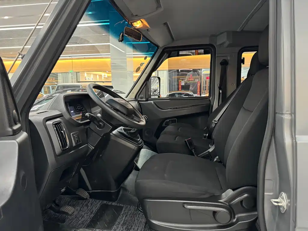 Iveco Deyi 依维柯得意 2023款 2.5 T A35 M1短轴低顶双胎侧拉门5-9座