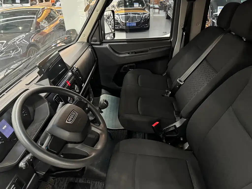 Iveco Deyi 依维柯得意 2023款 2.5 T A35 M1短轴低顶双胎侧拉门5-9座