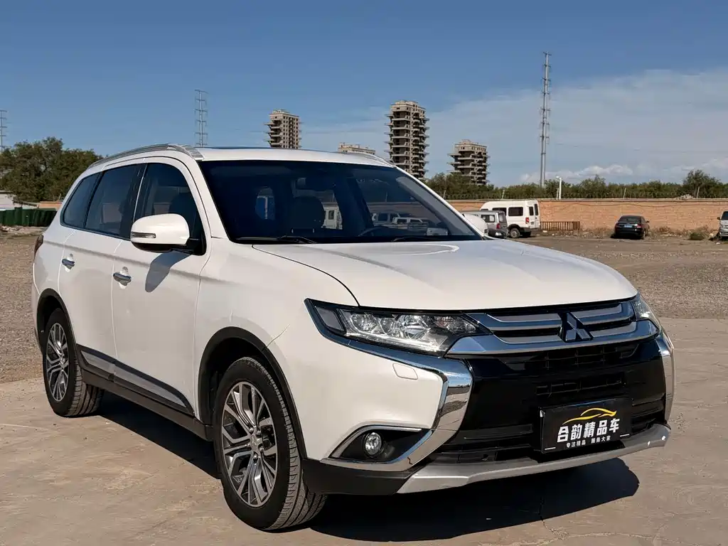 Outlander 2.4 L 4 WD Luxury 7-seat