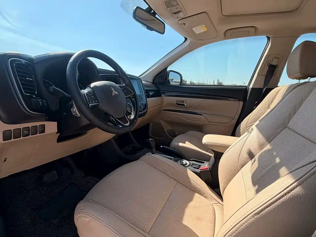 Outlander 2.4 L 4 WD Luxury 7-seat