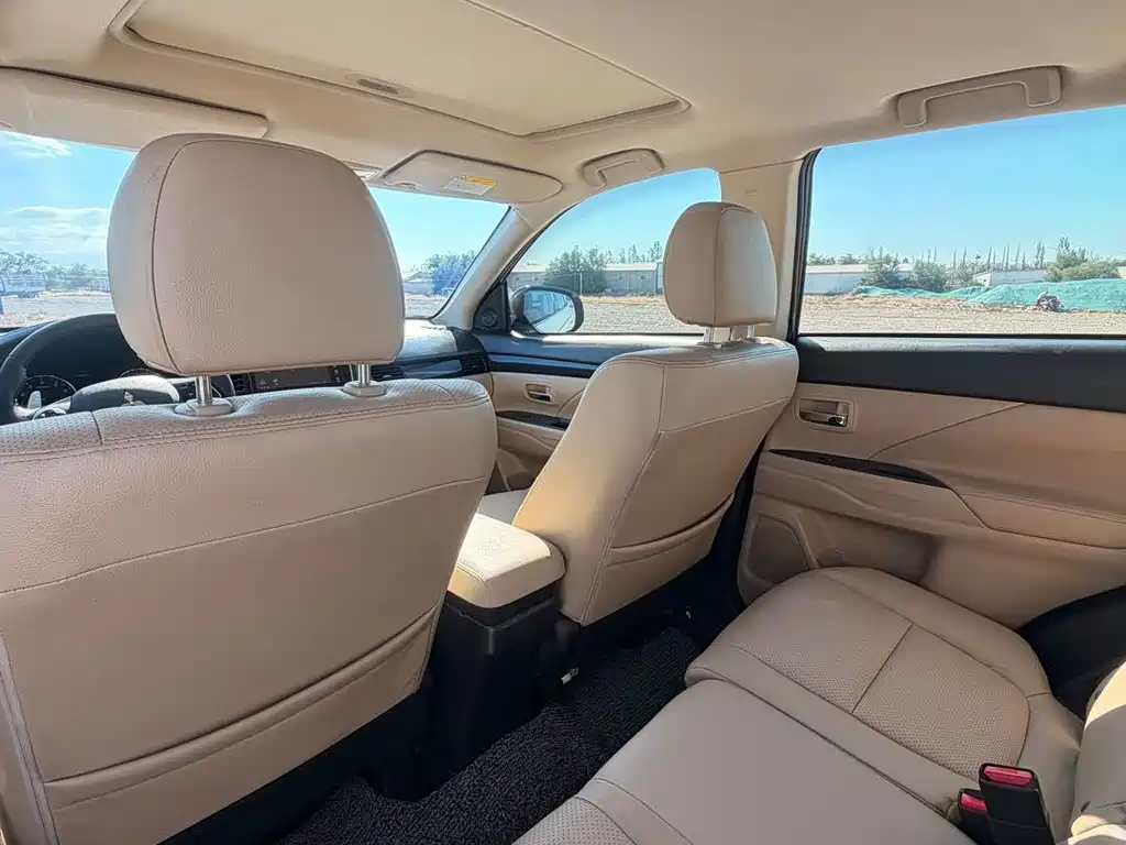 Outlander 2.4 L 4 WD Luxury 7-seat