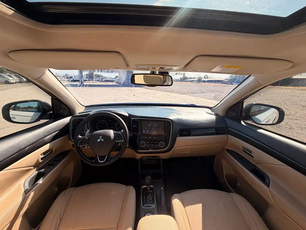 Outlander 2.4 L 4 WD Luxury 7-seat
