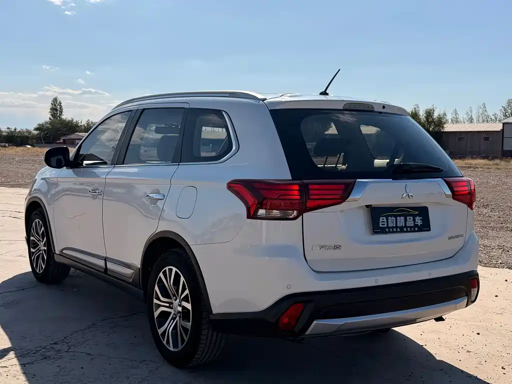 Outlander 2.4 L 4 WD Luxury 7-seat