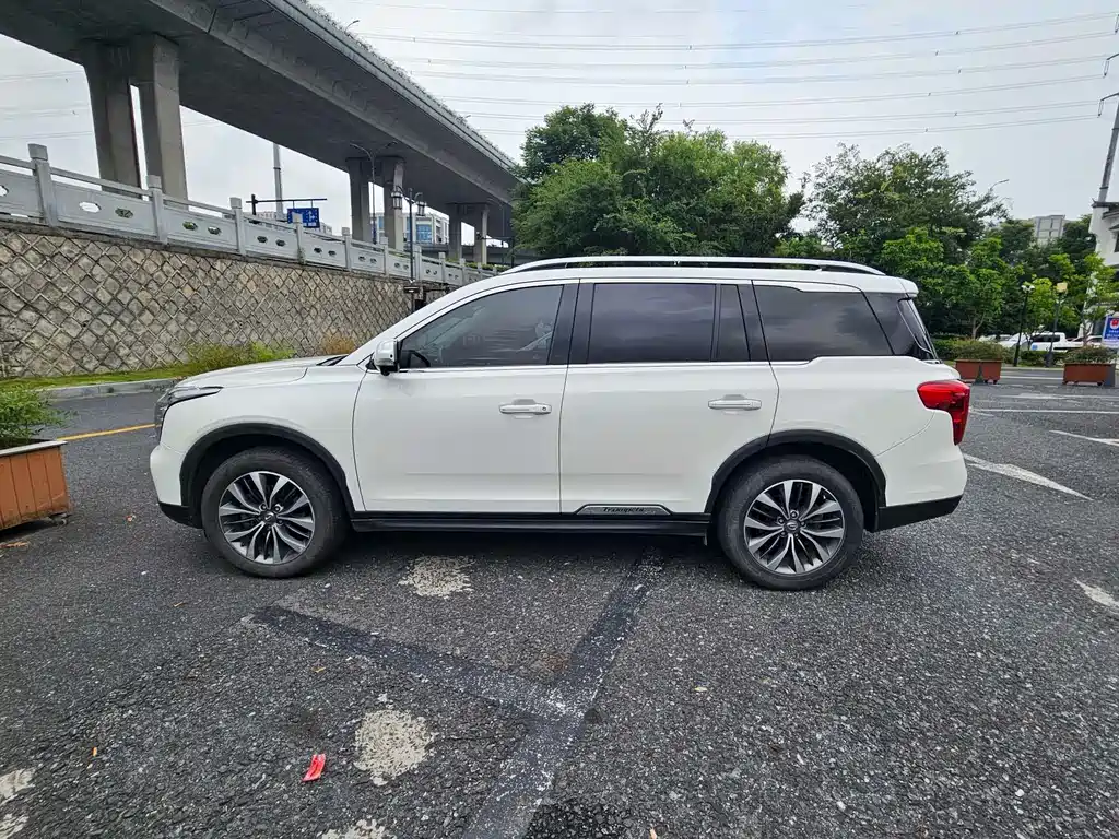 GAC Trumpchi GS8 320 T 2 WD Luxury Connected (7-seat)