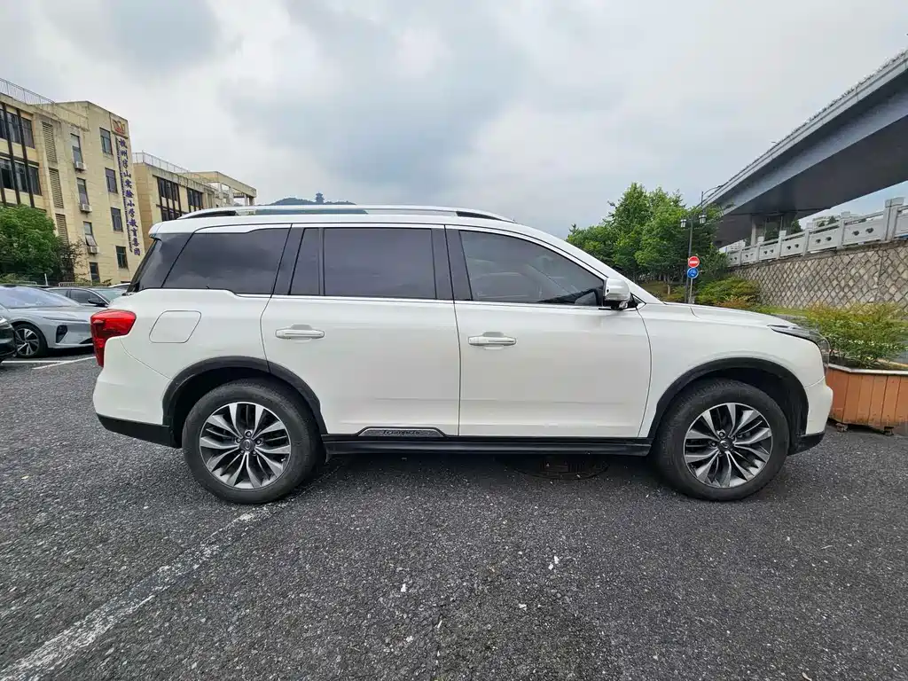 GAC Trumpchi GS8 320 T 2 WD Luxury Connected (7-seat)