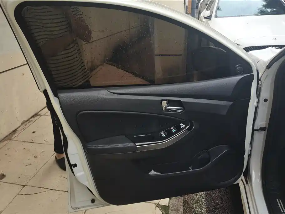 Venucia T70 2.0 L CVT Wise Travel
