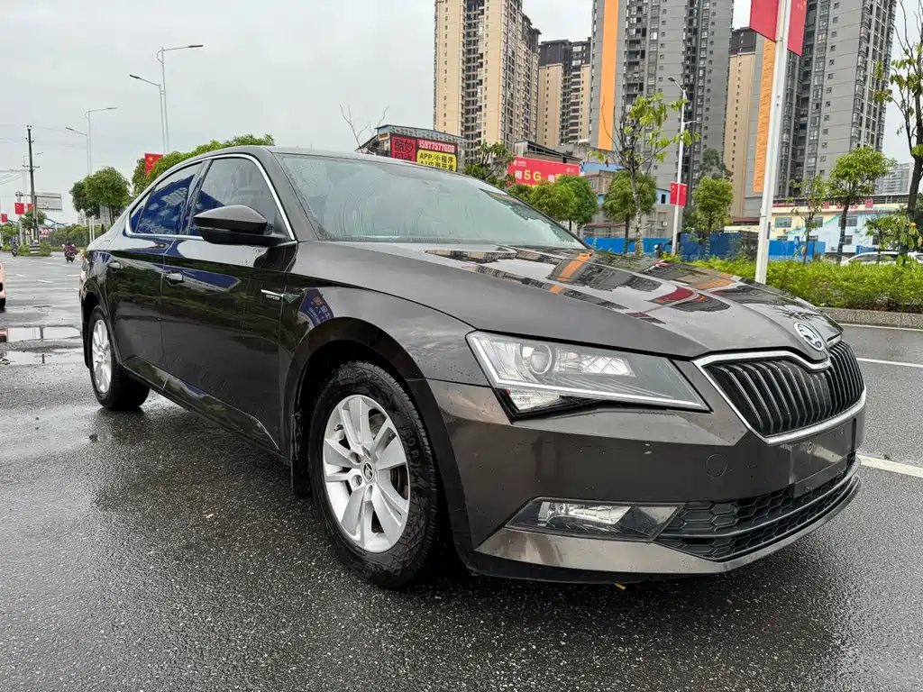 Superb TSI280 DSG Forward