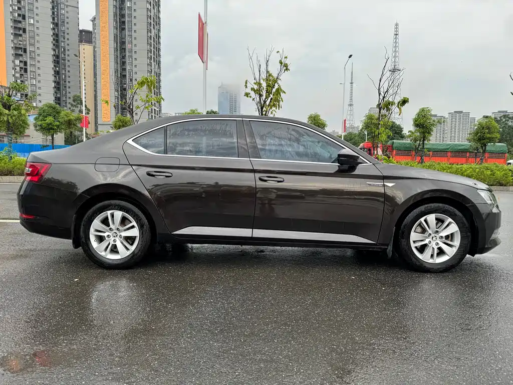 Superb TSI280 DSG Forward