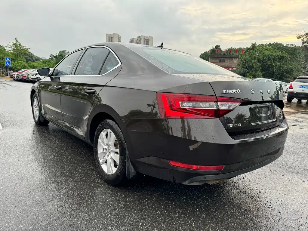 Superb TSI280 DSG Forward