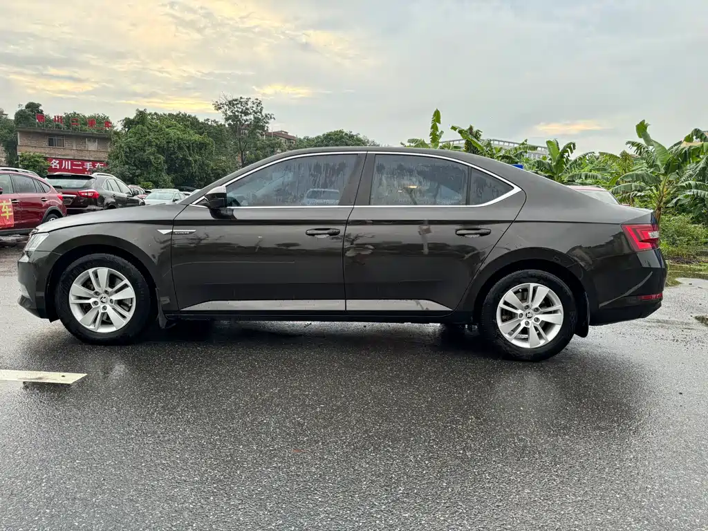 Superb TSI280 DSG Forward