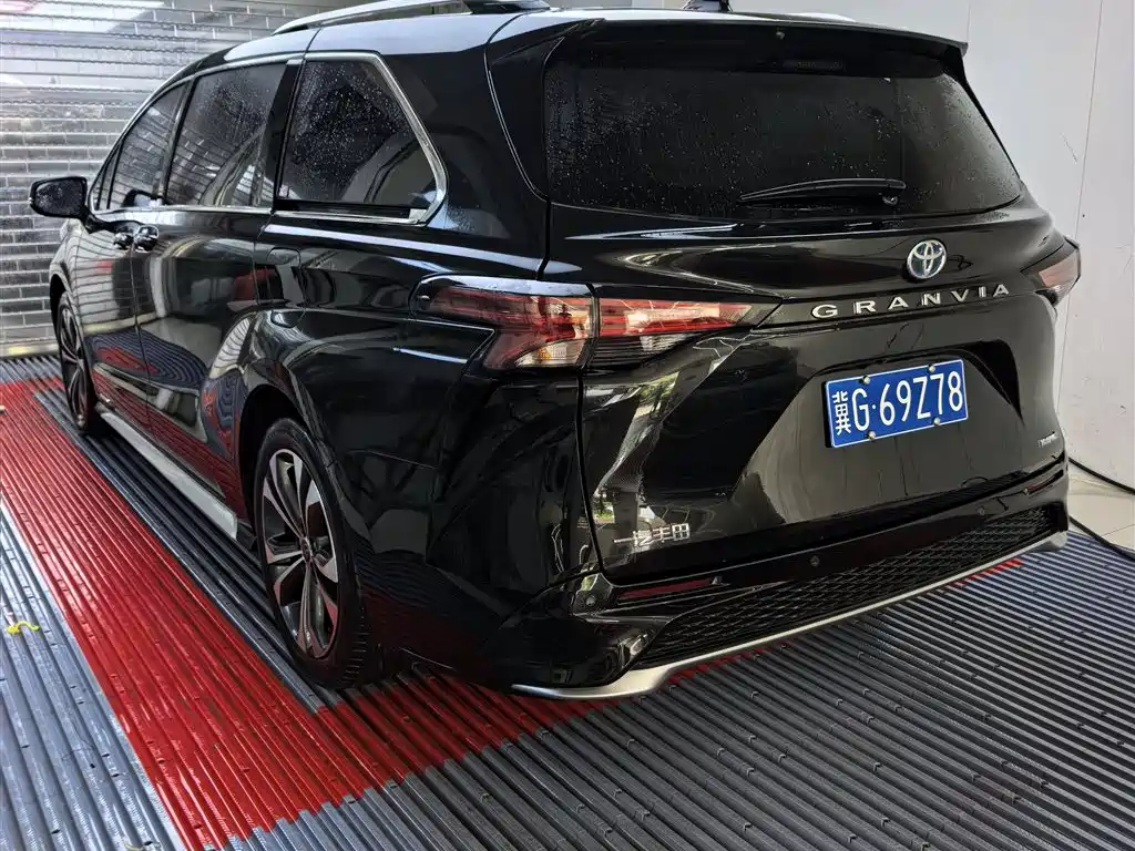 Granvia 2.5 L Hybrid Distinguished PLUS