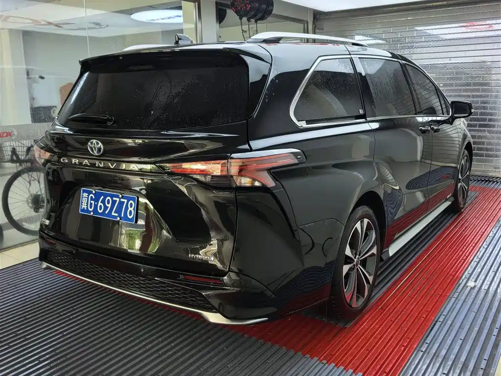 Granvia 2.5 L Hybrid Distinguished PLUS