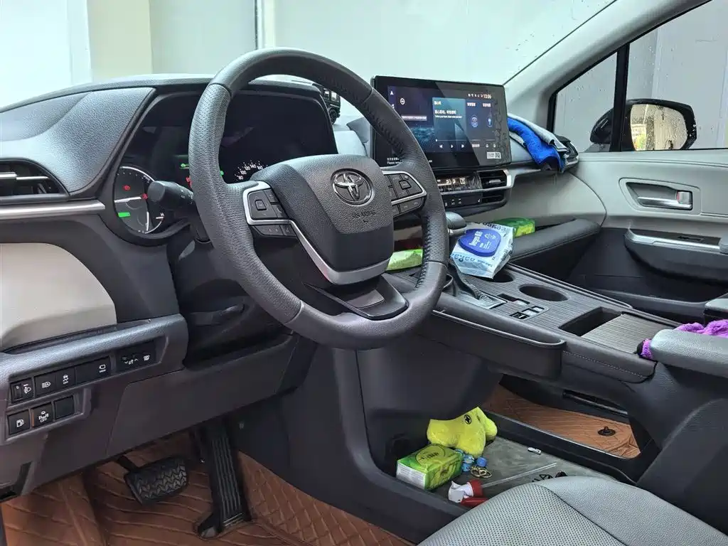 Granvia 2.5 L Hybrid Distinguished PLUS