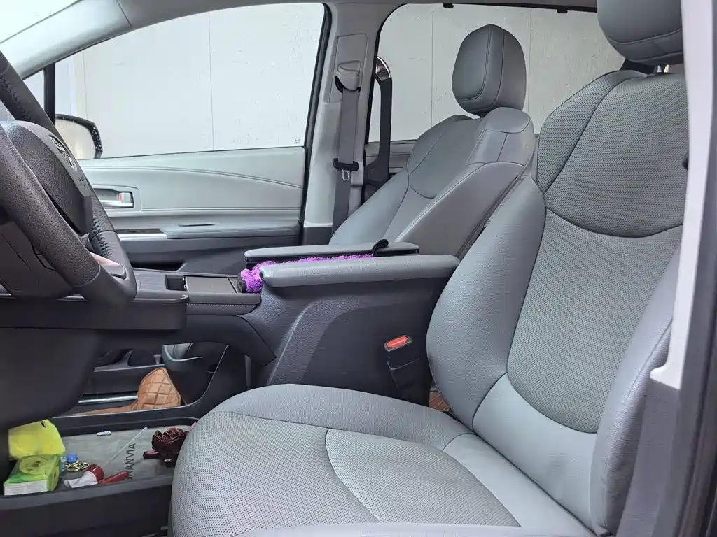 Granvia 2.5 L Hybrid Distinguished PLUS