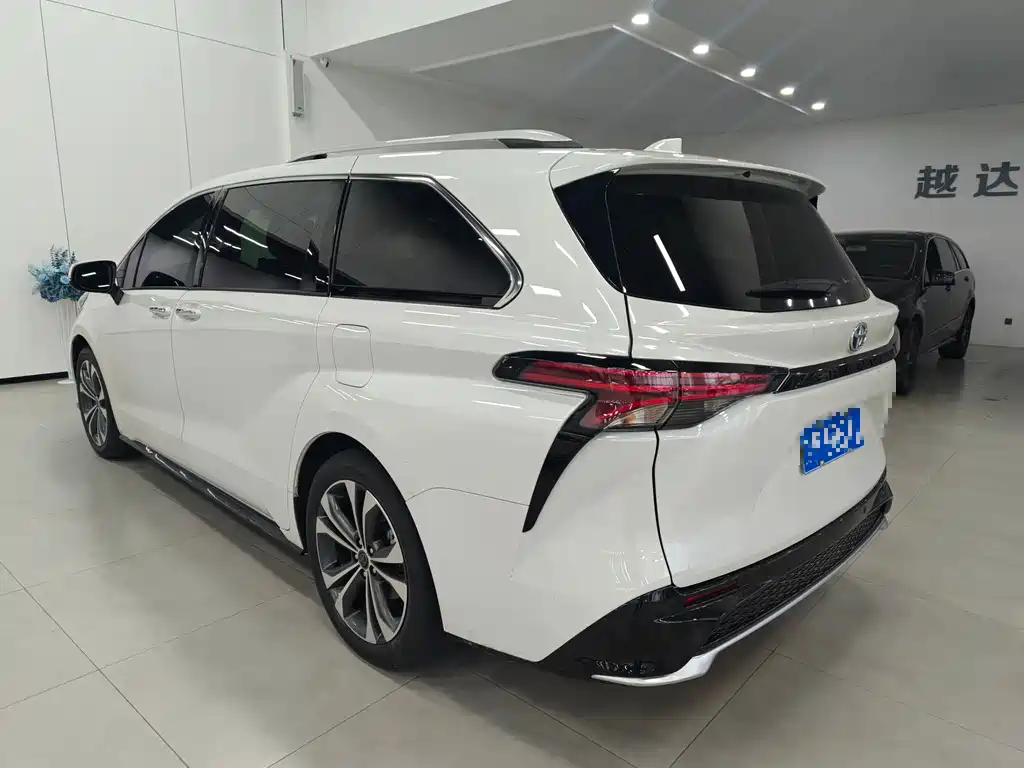Granvia 2.5 L Hybrid Flagship VIP