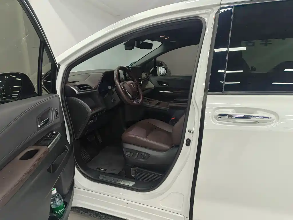 Granvia 2.5 L Hybrid Flagship VIP