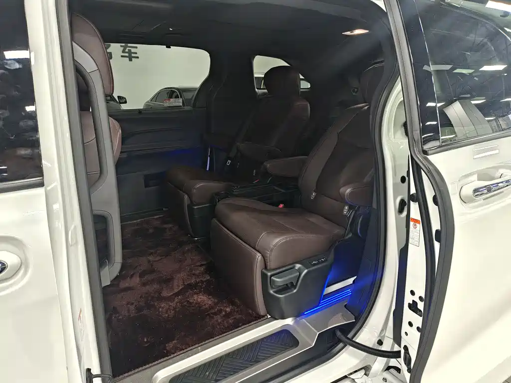 Granvia 2.5 L Hybrid Flagship VIP