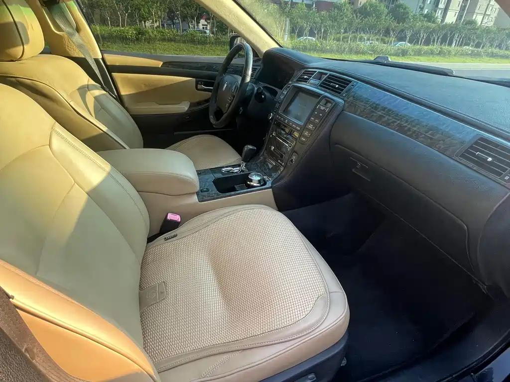 Crown 3.0 L Royal Saloon G